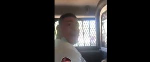 Noticias Chile | Video viral muestra como delincuente se golpea la cabeza dentro de patrulla policial