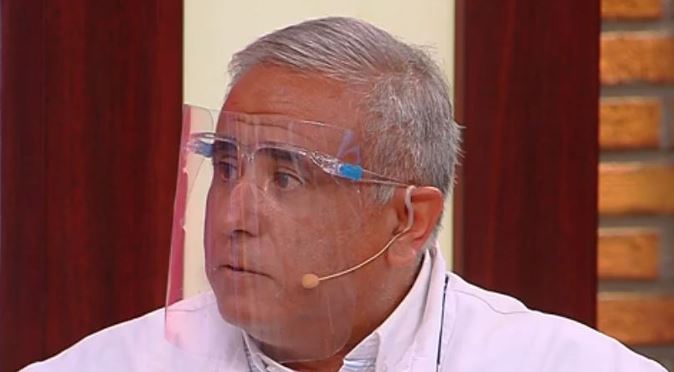 Noticias Chile | Critican al Doctor Ugarte por usar mascarillas que se escapan las partículas del covid-19, en televisión