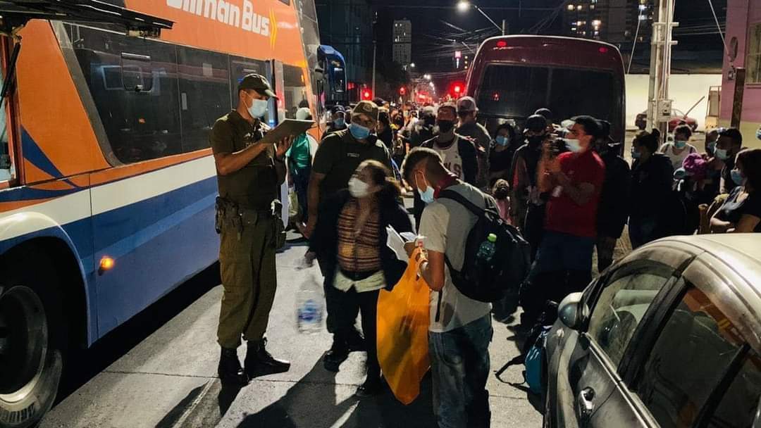 Noticias Chile | Luz verde para movilizar FF.AA a la frontera, mientras dos buses con venezolanos llegan a Santiago