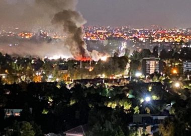 Noticias Chile | Violento Incendio consumió dos locales comerciales en Huechuraba de un stripcenter